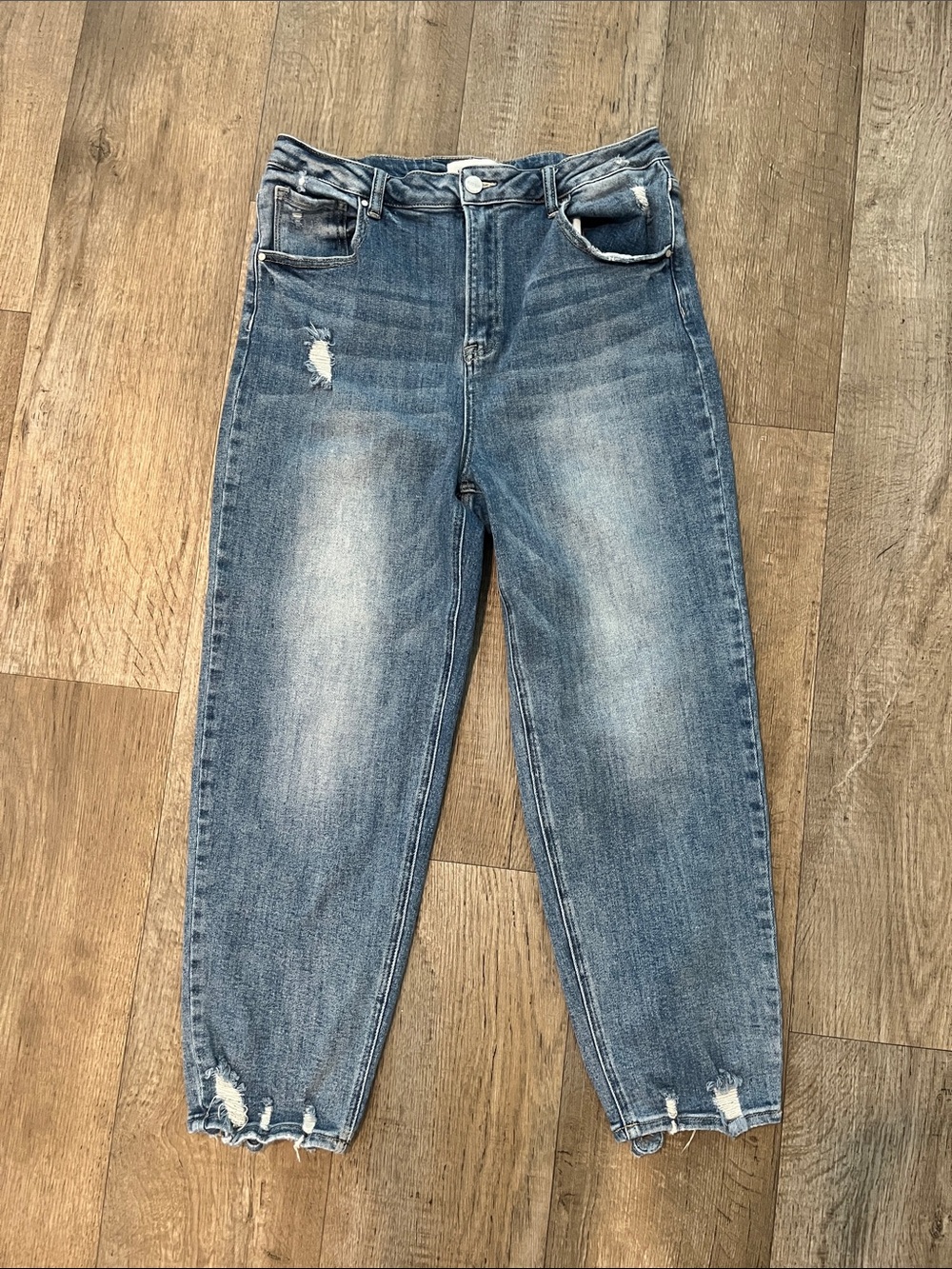 Risen Distressed High Waisted Jeans